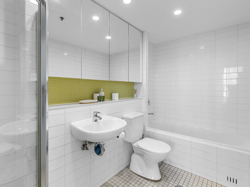 Stylish 2-bed With Terrace, 3-min Walk to Beach