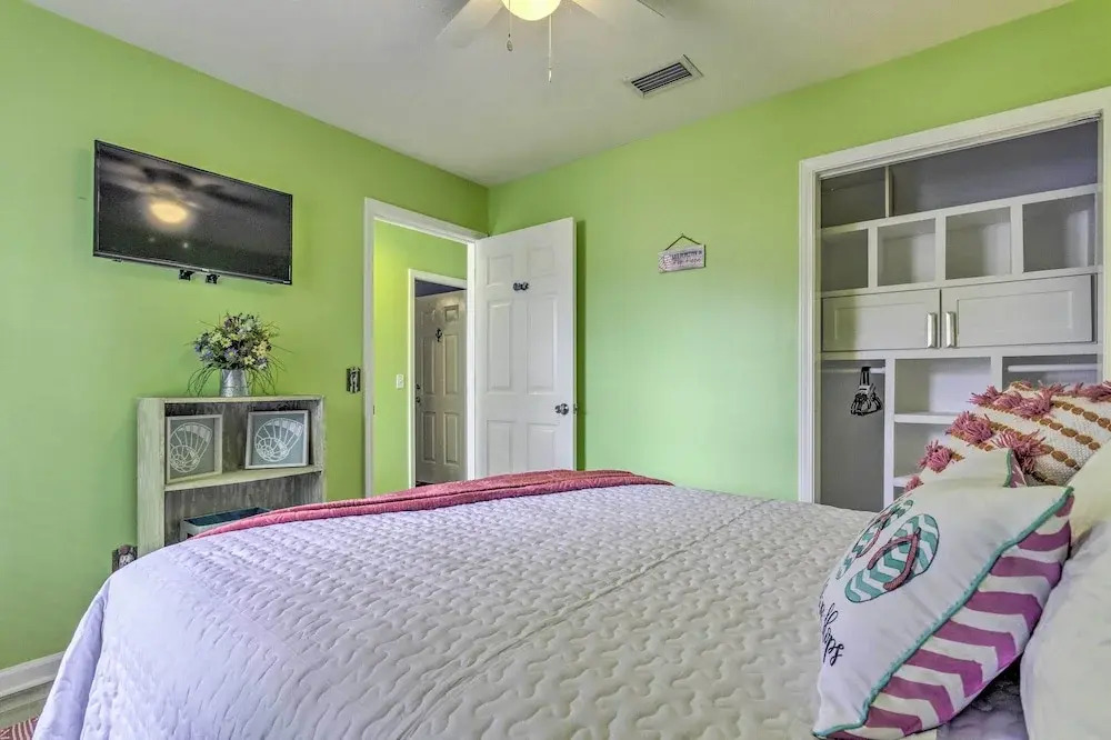 PCB Retreat w/ Patio & Grill < 1 Mi to Beach!