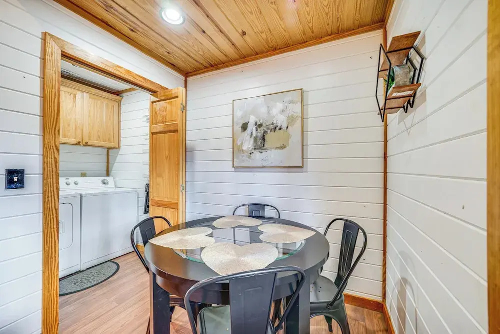 Broken Bow Cabin w/ Hot Tub ~ 5 Mi to State Park!