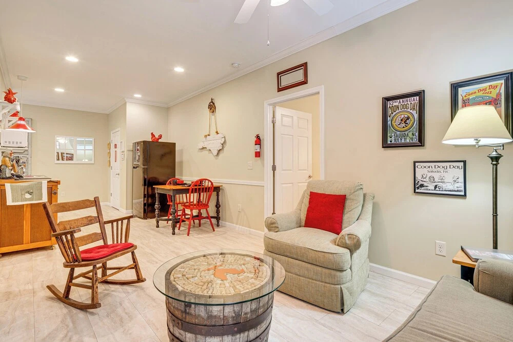 Walk to Main Street: Saluda Escape w/ Garden Patio