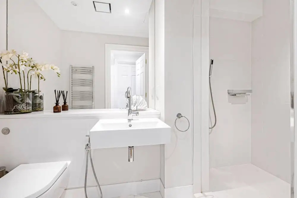 4-bed House Next To Harrods Private Parking