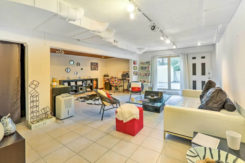 Contemporary Cincinnati Apt w/ Wifi, Near Kenwood!