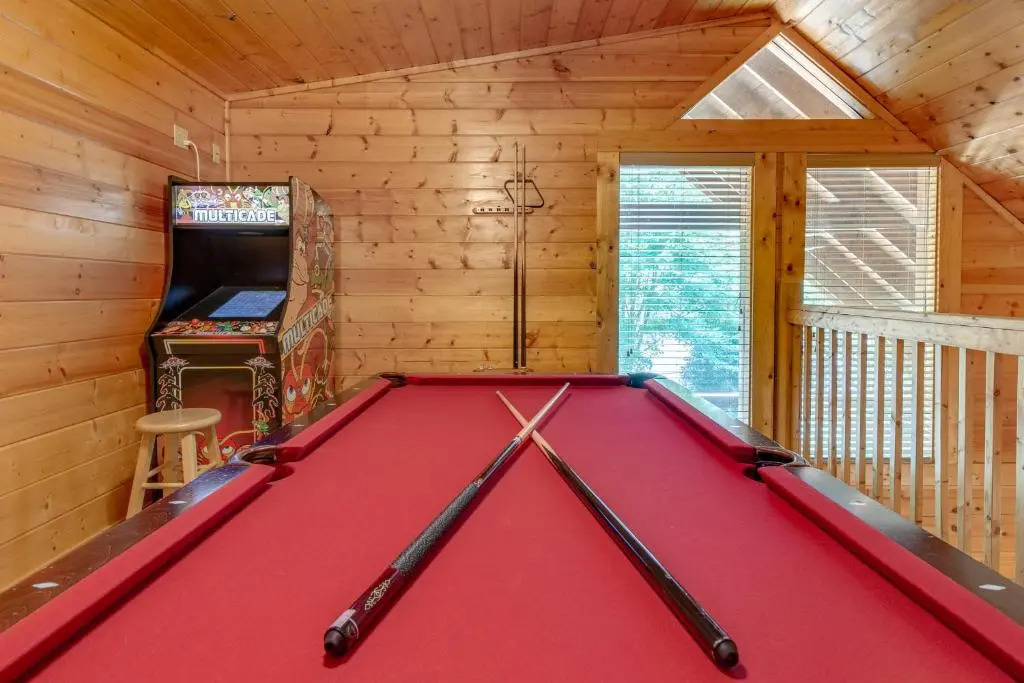 A Mountain Paradise, 2 Bedrooms, Sleeps 6, Pool Access, Hot Tub, Pool Table