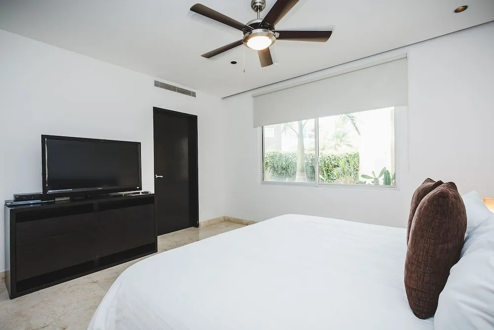 Infinity Pool and Private Beach Club - Luxury Complex The Elements Condos - GH8