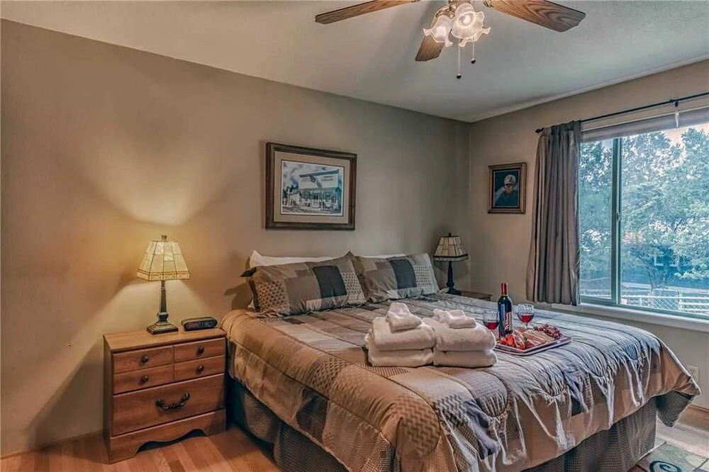 Mustang Hideaway - Three Bedroom Cabin