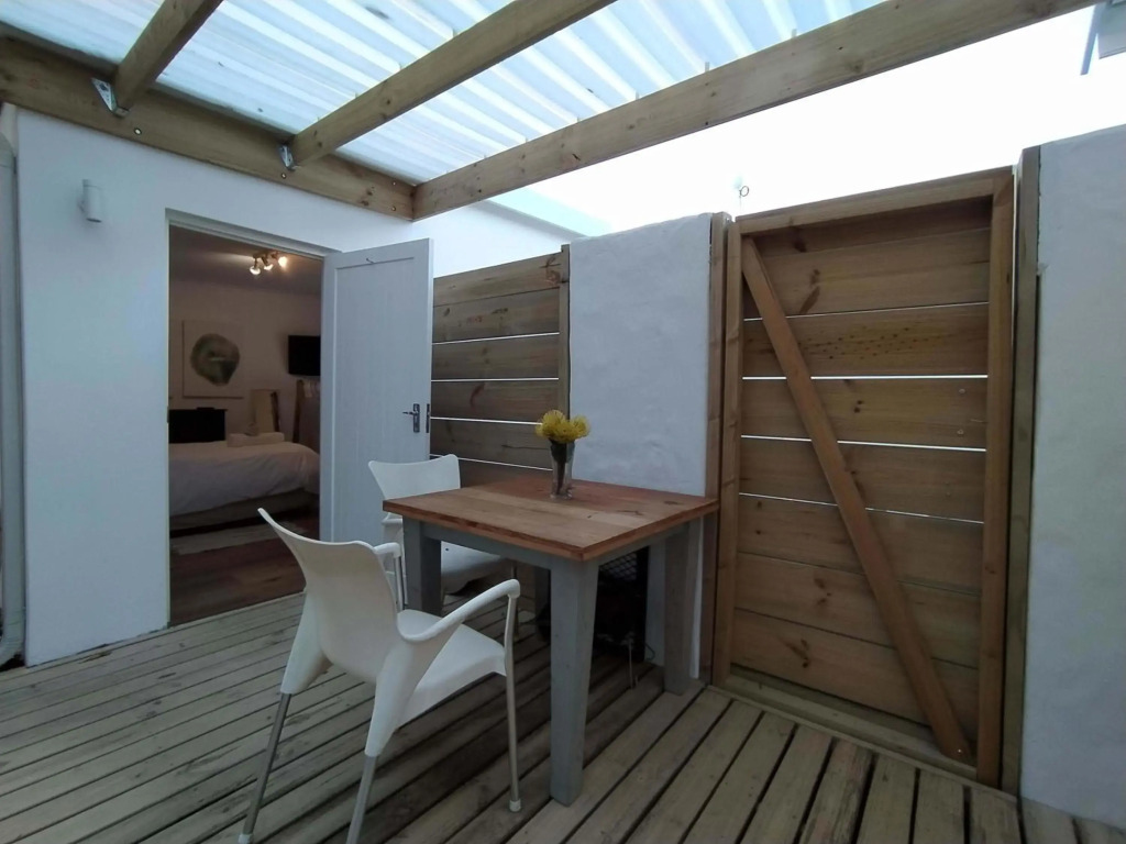 Caren's Hideaway - 7 min walk to Beach & Covered Patio, Braai & WIFI