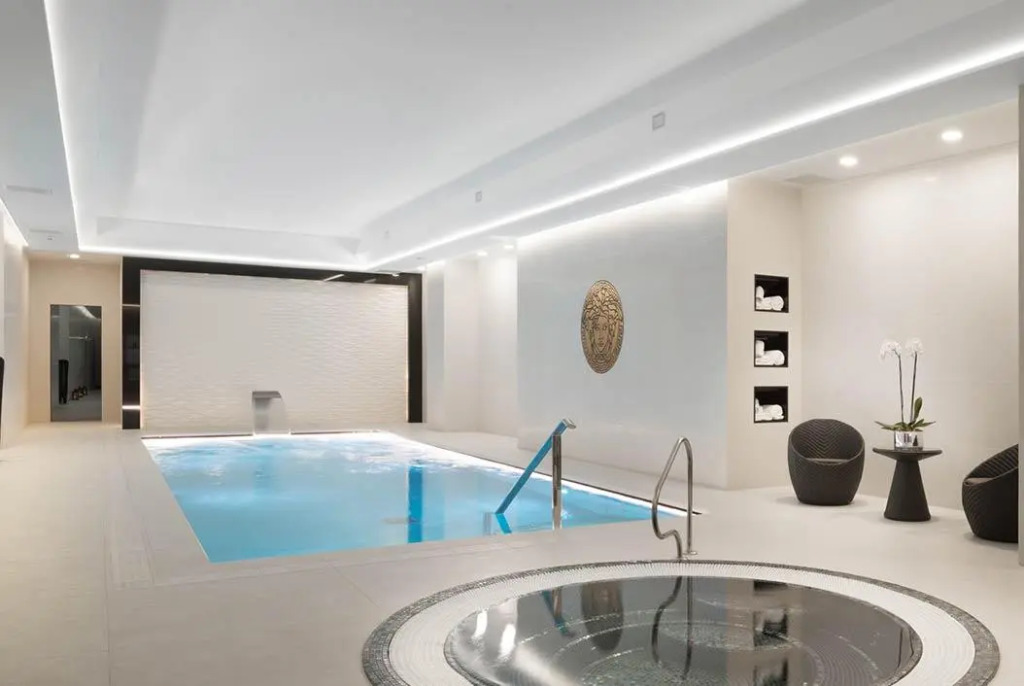 Montcalm East, Autograph Collection