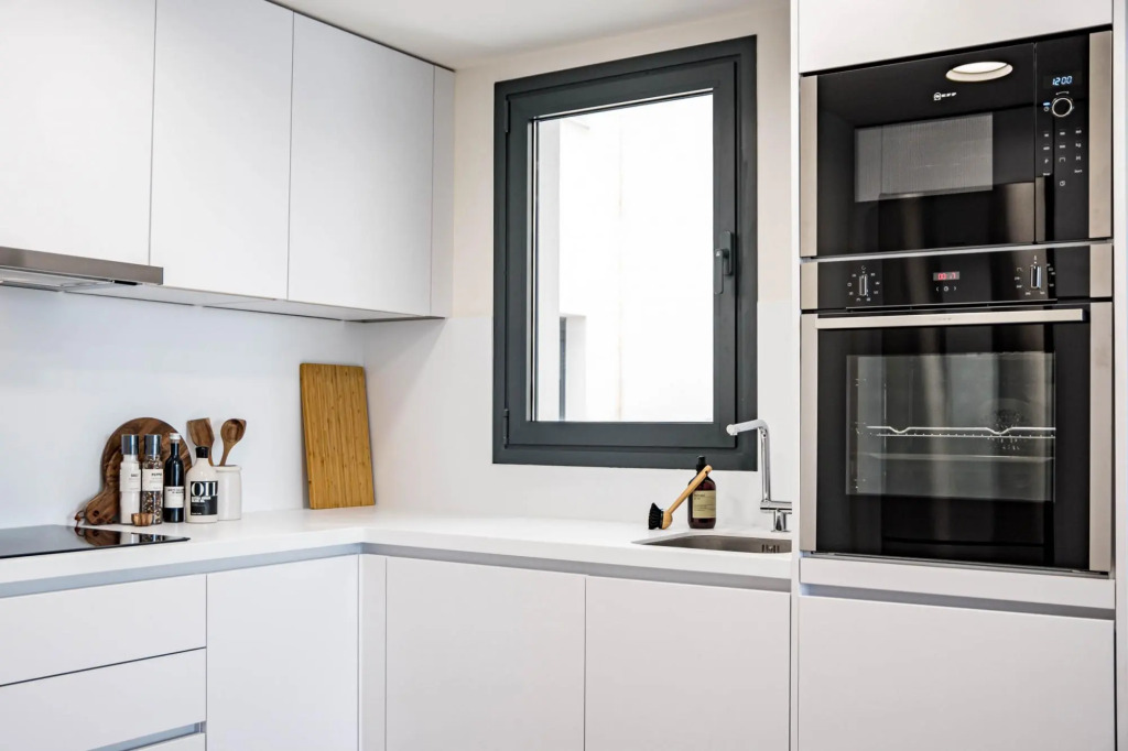 Inf4.2m- Modern City Apartment, Families Only