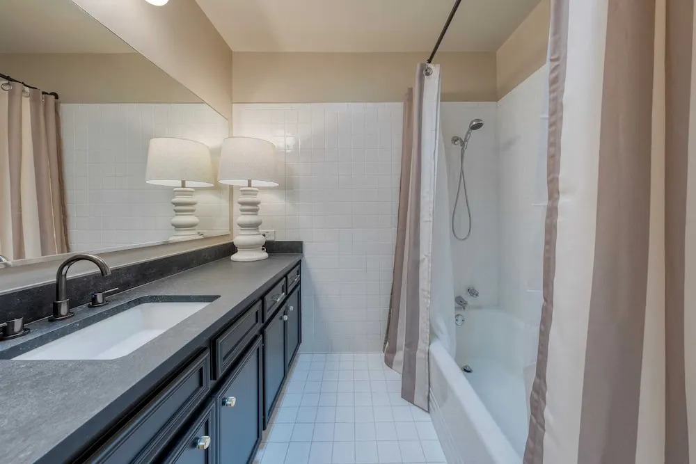 Modern Austin Home w/ Pool, Putting Green & Coffee Nook Townes Retreat by Avantstay