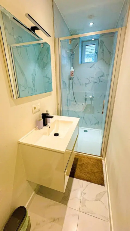 1BR Apt With Living Room Near CityArea