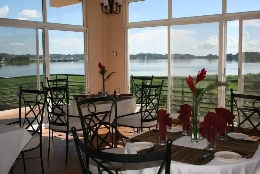 Ryans Bay Hotel