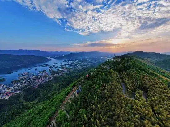 Xiandao Lake Four Seasons Lakeside Hotel (Sky City Scenic Area)