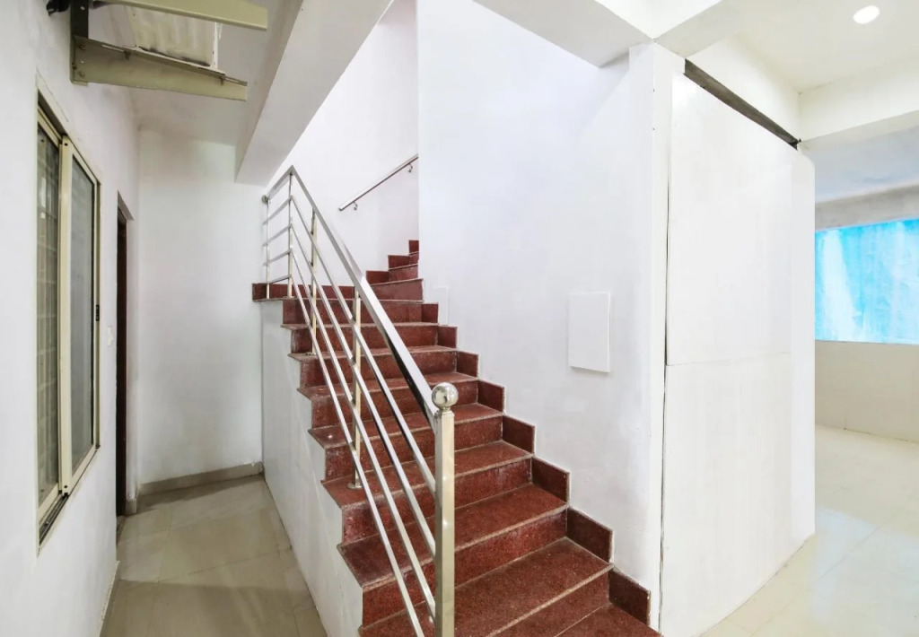 C Seasons Inn By OYO Rooms