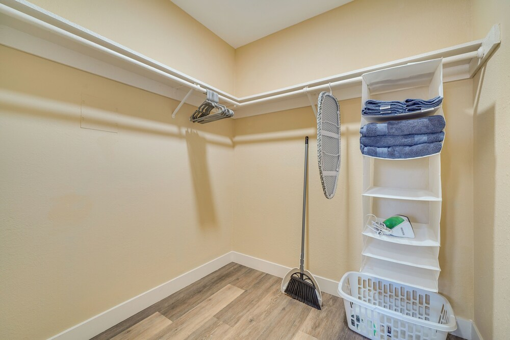 1 Block to Dtwn Pleasanton: Condo w/ Pool Access