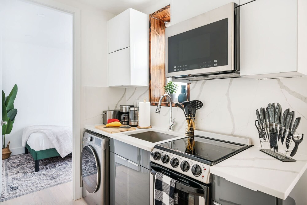 48-3fe 2BR Prime Midtown West
