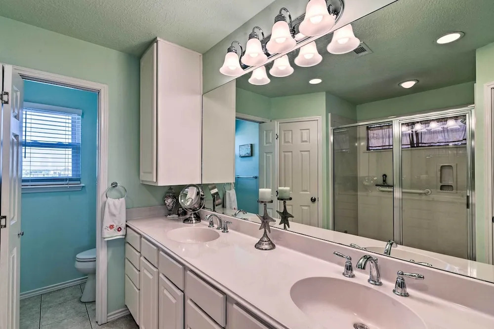 1 Block to Beach: Family Getaway in Galveston