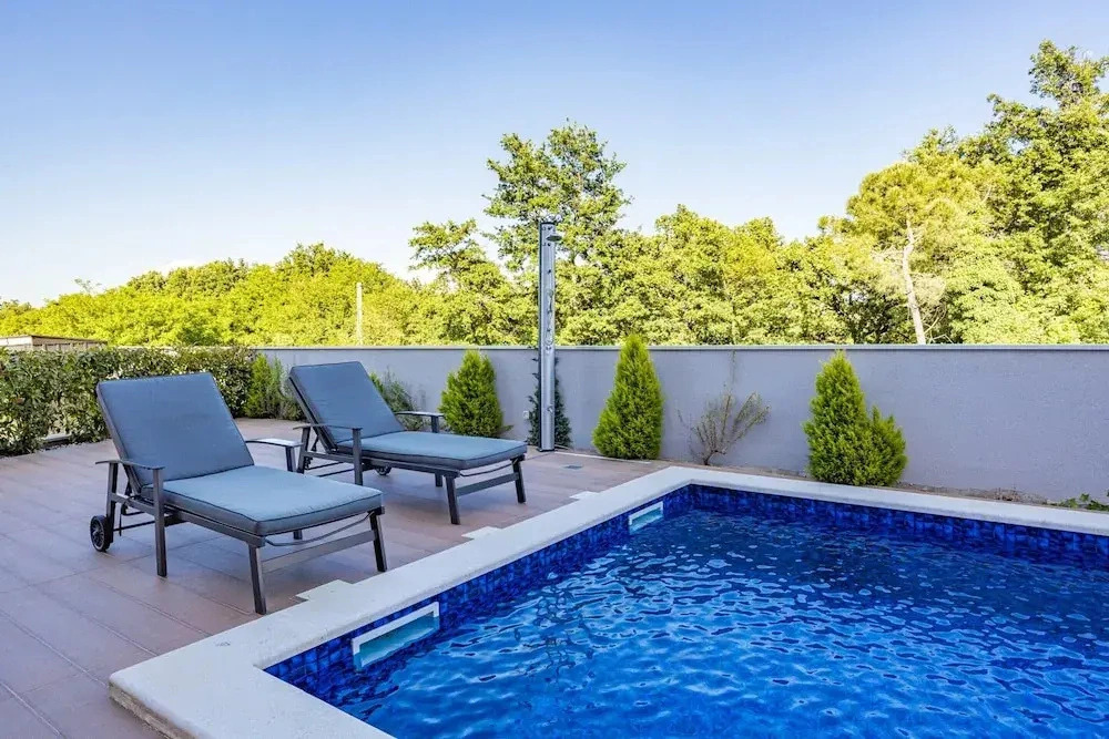 Villa With Pool, Game Room, Garden