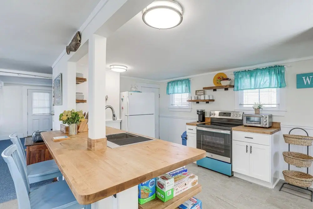 Plum Island Retreat ~ 1-block Walk to Beach!
