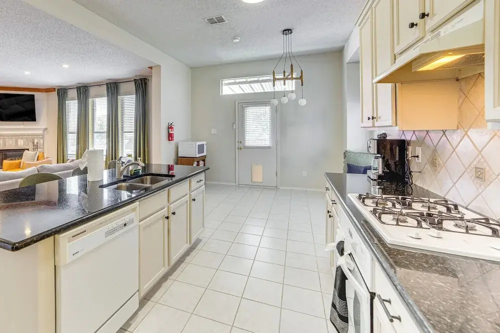 Group-friendly Grand Prairie Home w/ Perks!