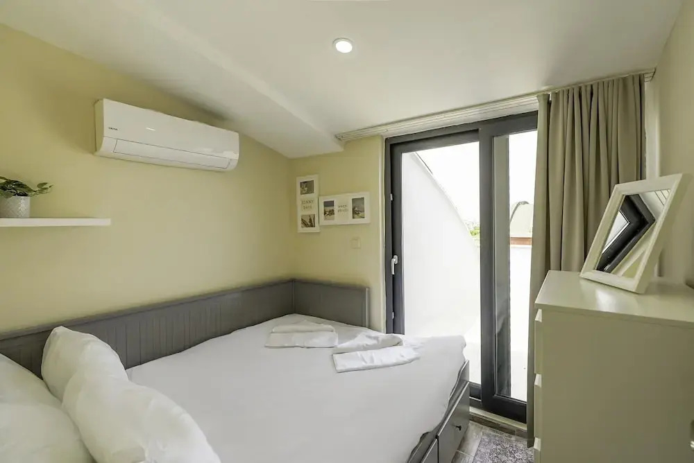 Flat w Shared Pool and Balcony 8 min to Beach