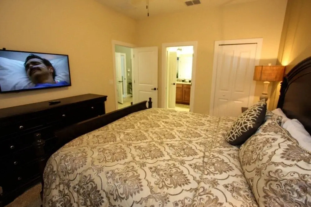 Beautiful 8 Bedroom 5 Bath Pool Home With Movie Theater