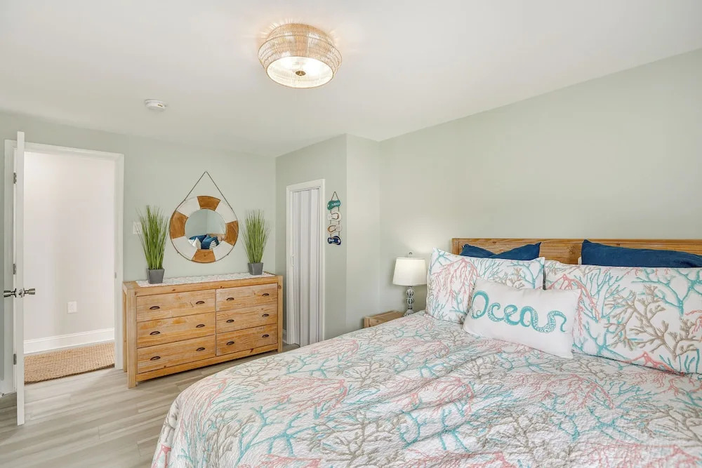 Wildwood Home w/ Deck - Walk to Beach + Boardwalk!