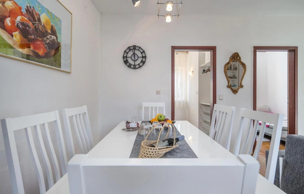 Nice Apartment in Malinska With Wifi and 3 Bedrooms