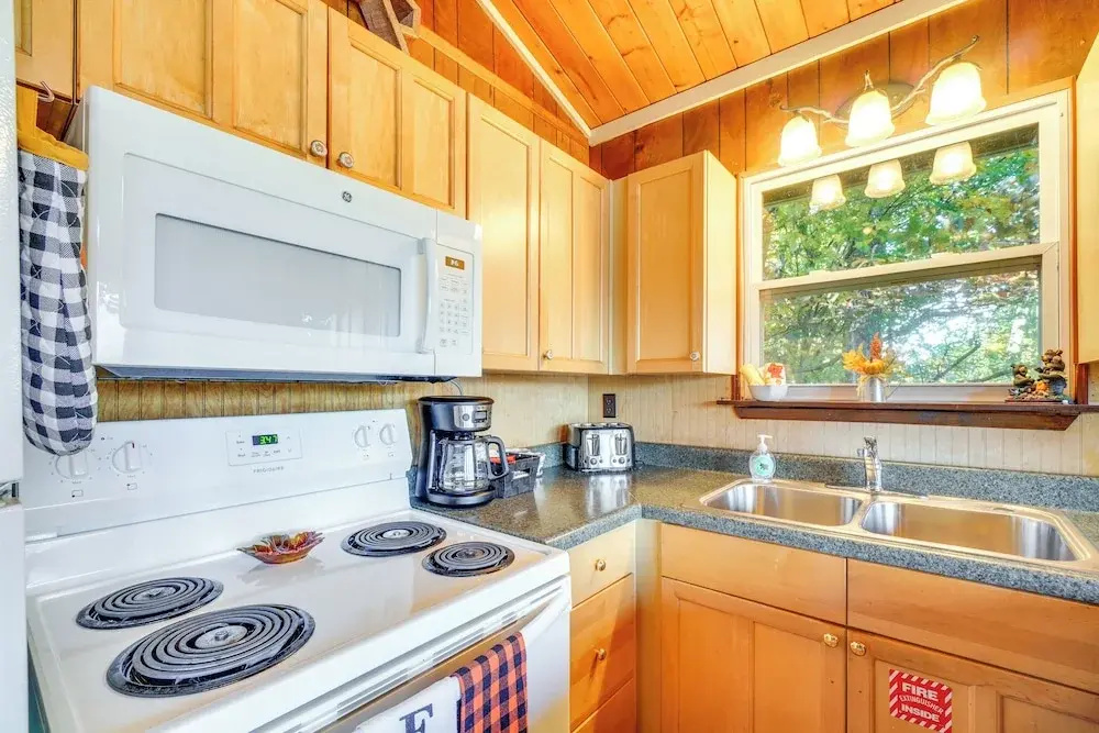 Hot Tub & Mountain Views at Gatlinburg Cabin!