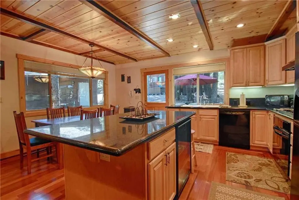 Lazy Bear Lodge W/huge Deck and Hot Tub! #247