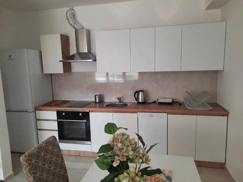 New modern 1 bedroom apartment with free parking