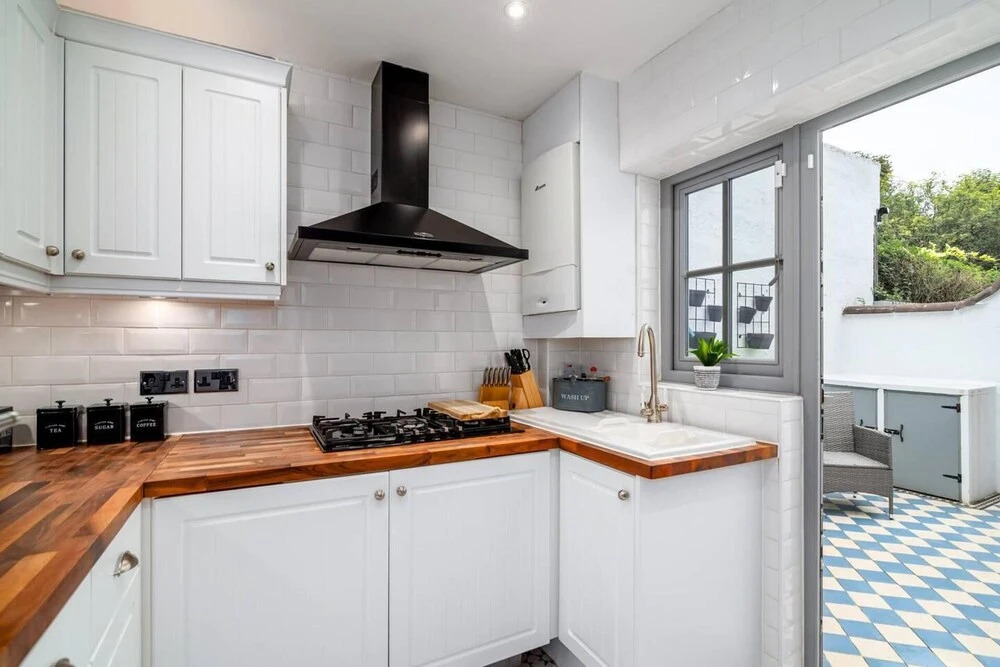 Classic Designer Beautiful 1 Bed Home With Parking