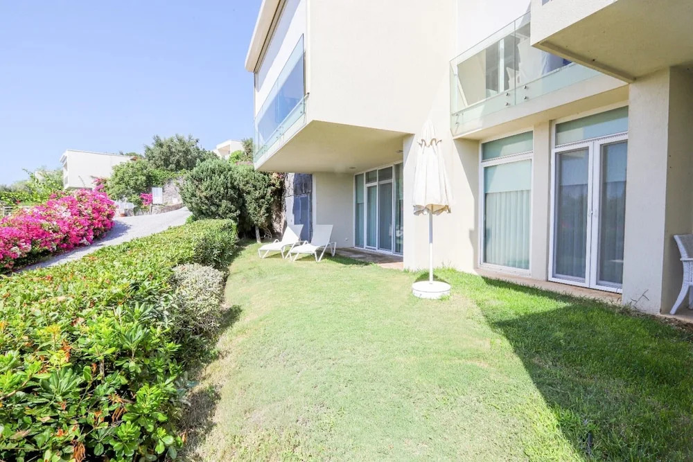 Private Garden Oasis in 4-bed Flat, With Hotel Perks