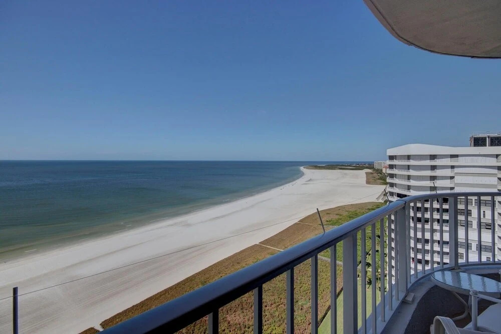 Rs 2304 - Royal Seafarer 2 Bedroom Condo by Redawning