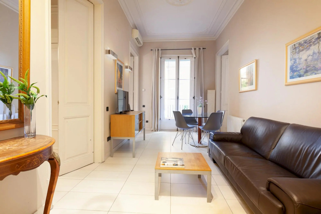 GAUDIR 4 · PERFECT apart. next to P. de Gracia for 4 Pax