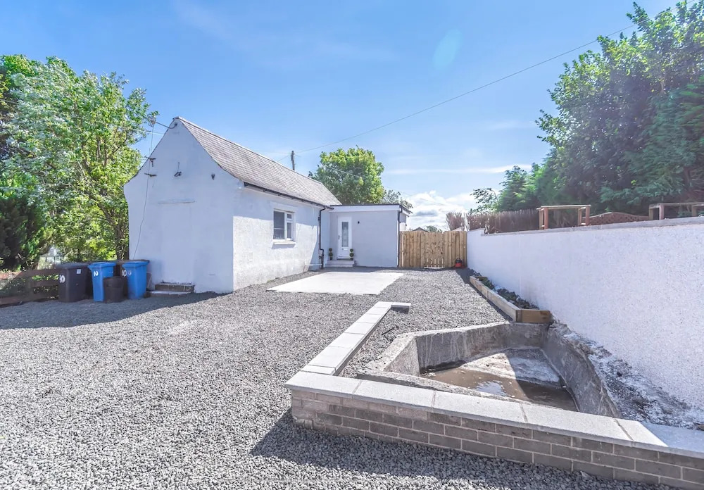 1 Bed Cottage-Sleeps 2-Parking-Pets-Hot Tub