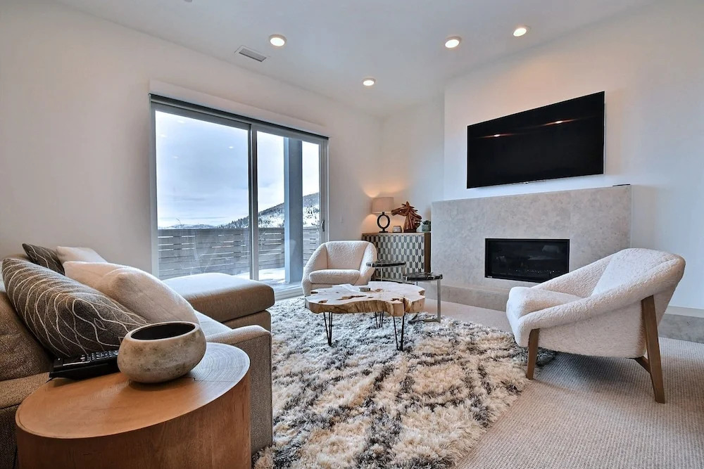 Ski-in/ski-out Elegant 5br/6ba 5 Bedroom Townhouse by Redawning