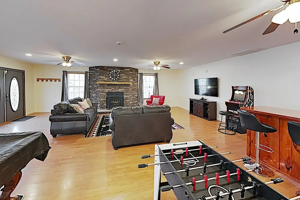 Woodland Haven: Hot Tub, Game Room, Near Downtown 3 Bedroom Home