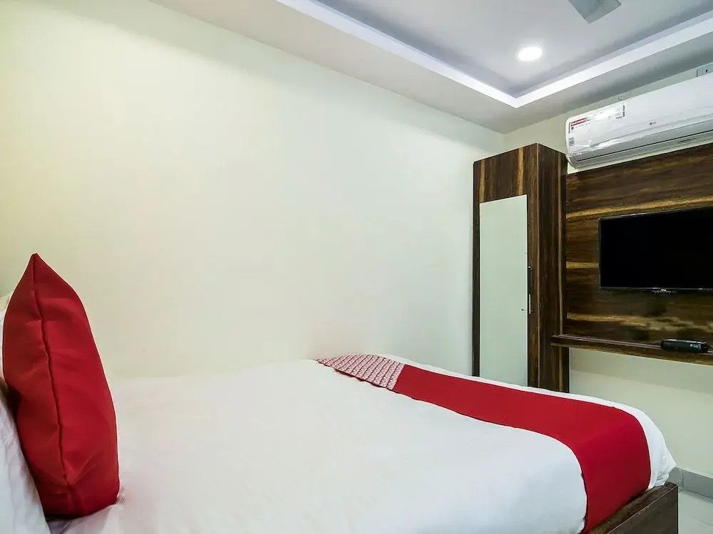 OYO 11842 Hotel Sri Sai Grand Inn