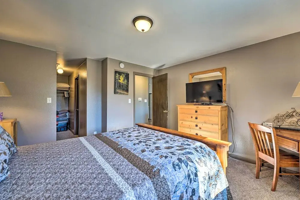Luxe Updated Home w/ Grill + Hot Tub: 4 Mi to Rmnp
