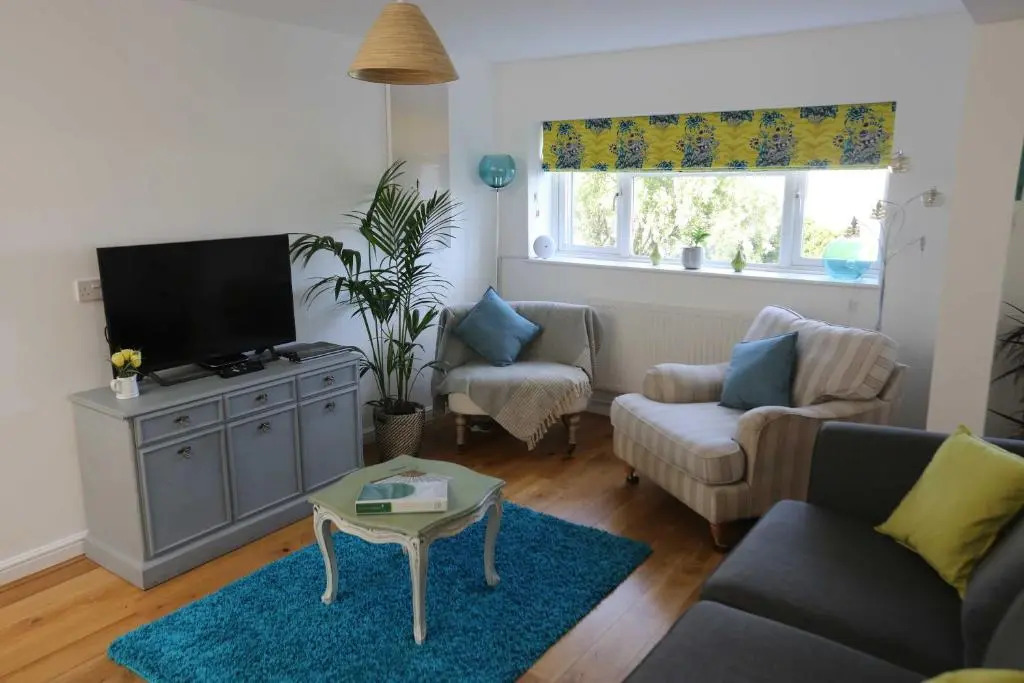 4a Dolphin Close