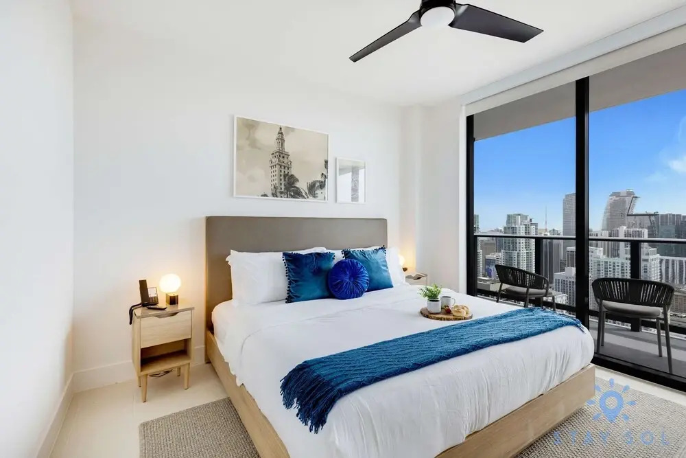 Chic Downtown 1-br w City Views Gym Pool