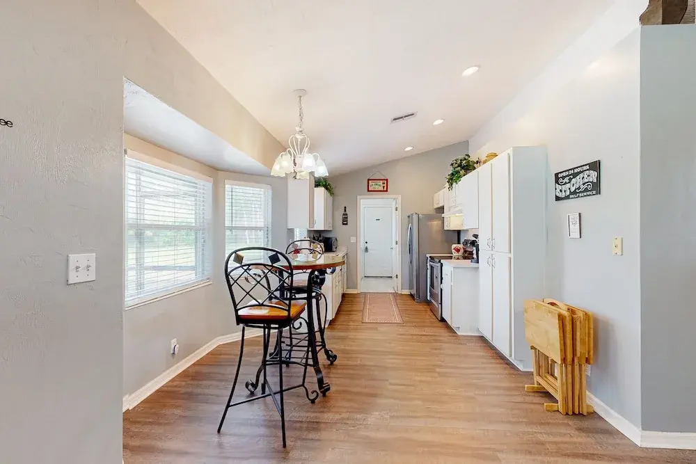 Spacious Home With Enclosed Pool, Open Layout, Washer/dryer, Internet, & AC