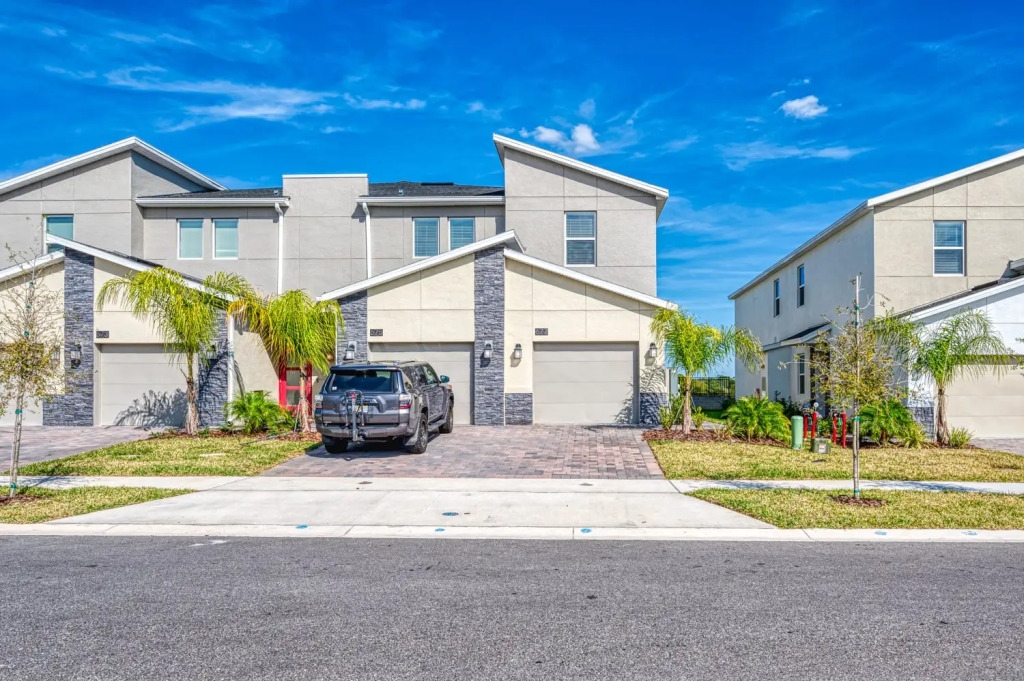Charming condo with great golf view near Disney