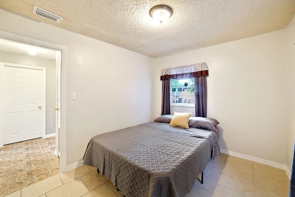 3BR House in Tampa by Tom Well IG - 2911