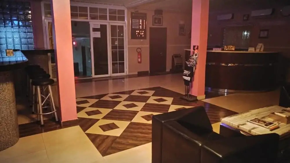 Obaa'S Golden Plaza Hotel