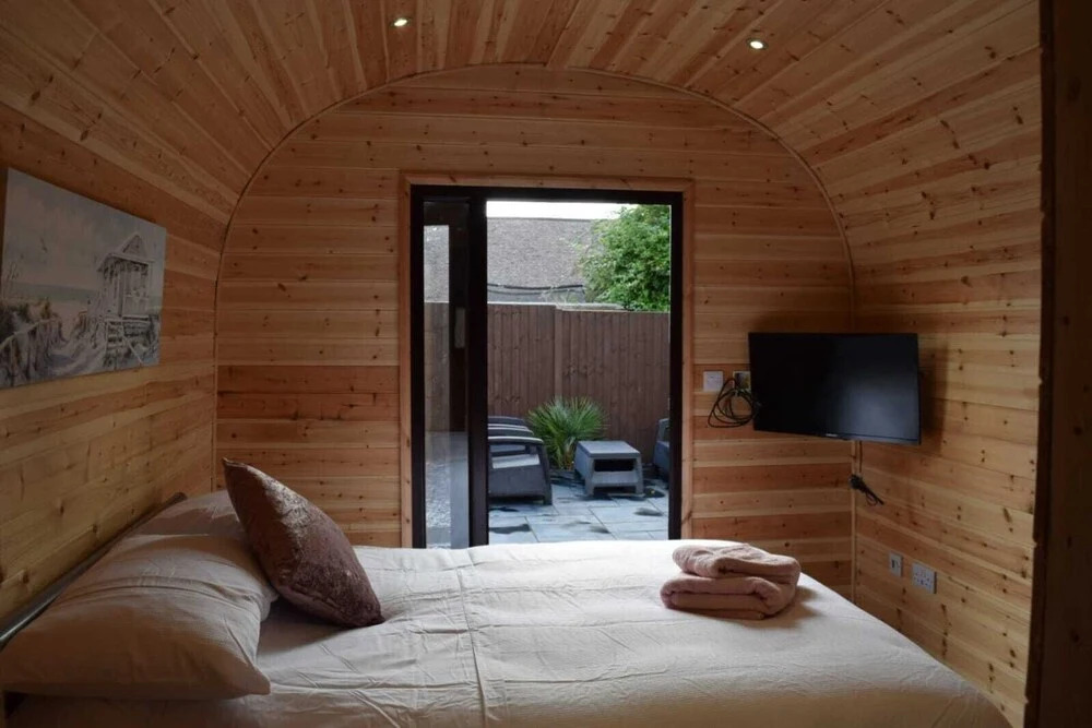Impeccable1 Double bed Cabin in Poole With Hot Tub
