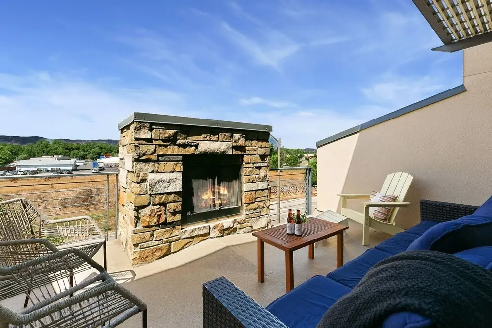 Elegant Mountain Haven - King Bed & Fireplaces