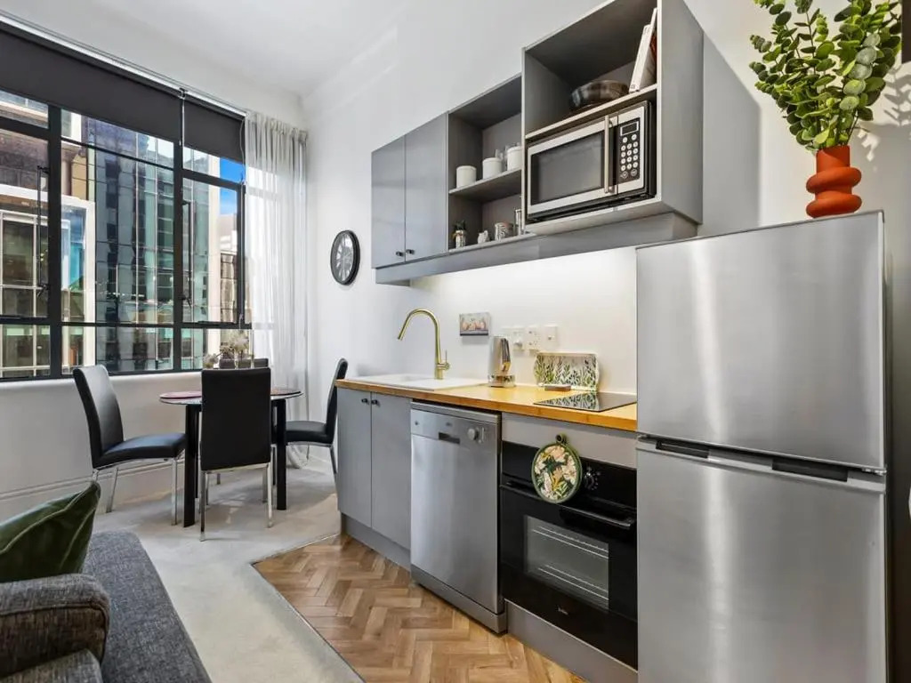 Cosy & Comfy studio on Queen St. by Zodiak Stays