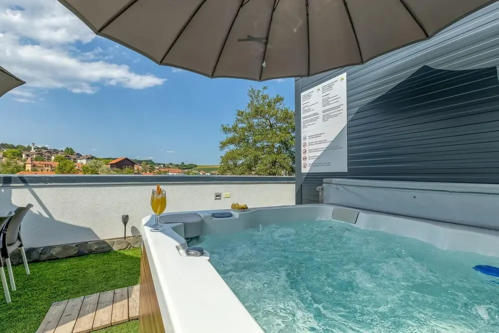 Rooftop Home With Whirlpool & Sauna