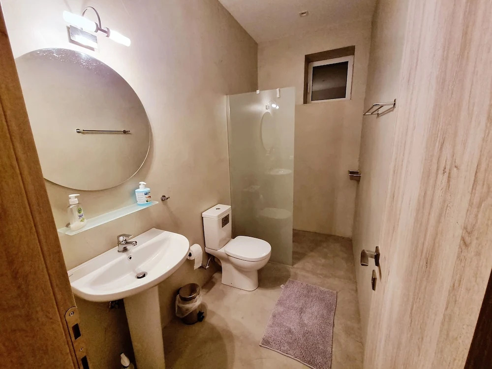 Villasleeps10-garden-freeparking-pool-ac